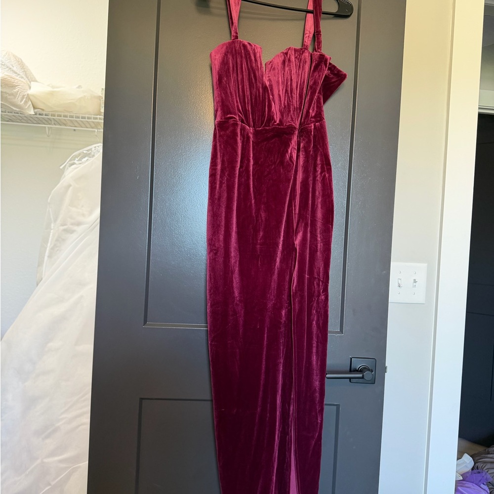 Elegant Velvet Burgundy Strap Dress